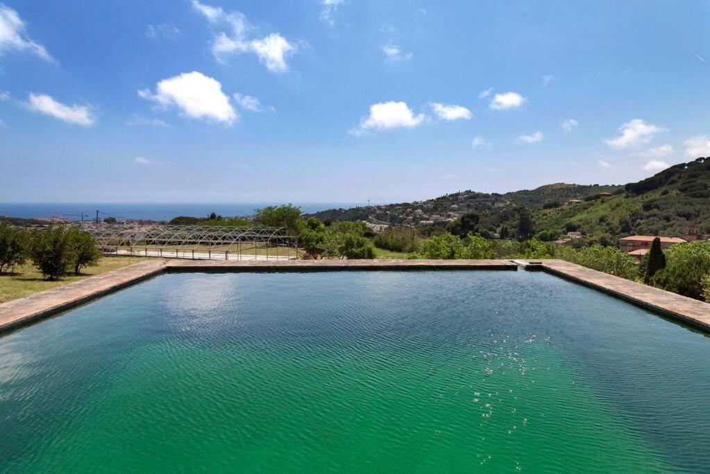 Designer With Pool Near And Village Hébergement de vacances