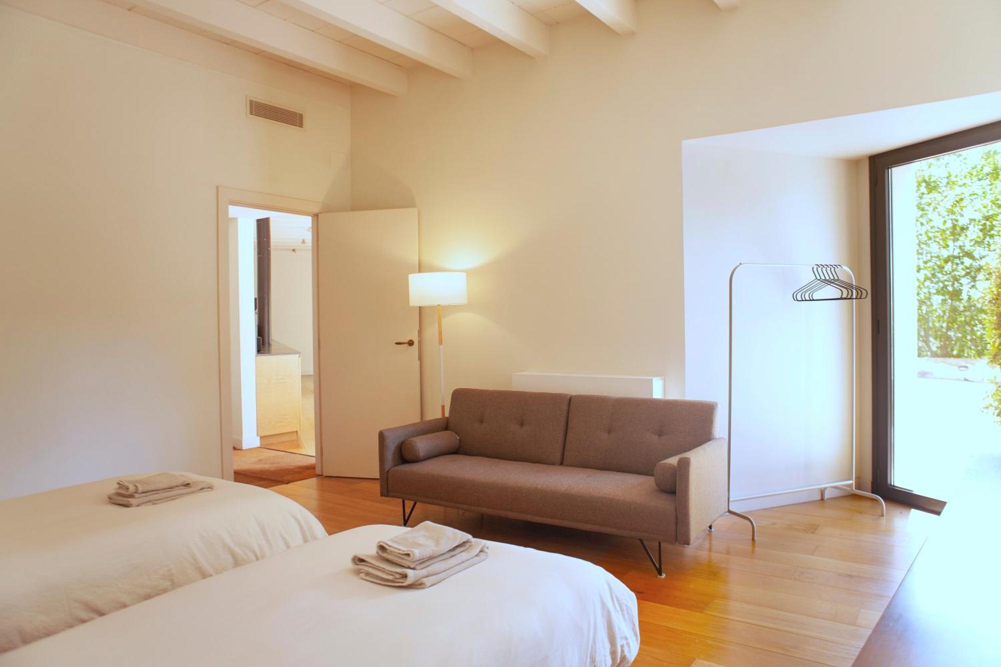Designer With Pool Near And Village Hébergement de vacances *